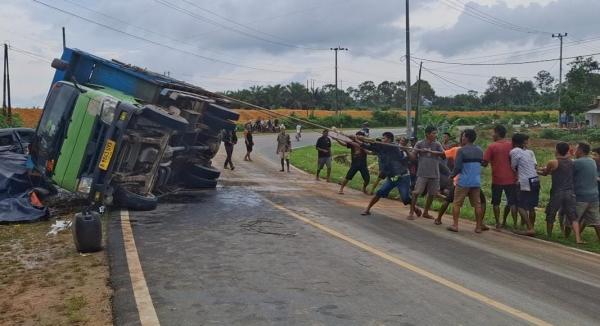 Sopir Truk Udang Vaname Mengaku Rem Blong Sebelum Mobil Terguling