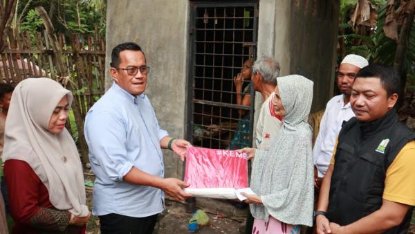 Pj Bupati Pidie Jaya Berikan Bantuan Pada Masyarakat yang Mengalami Gangguan Jiwa