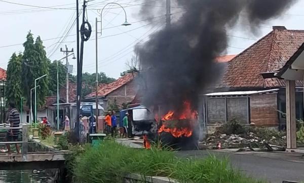 Korsleting Mesin Diduga Penyebab Kebakaran Mobil Pick Up di Brangsong