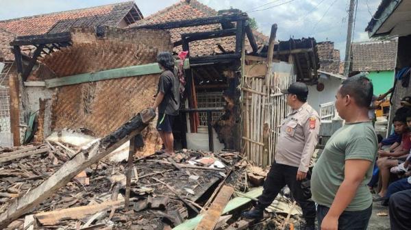 Sebuah Rumah Panggung di Desa Cipancar Garut Kebakaran