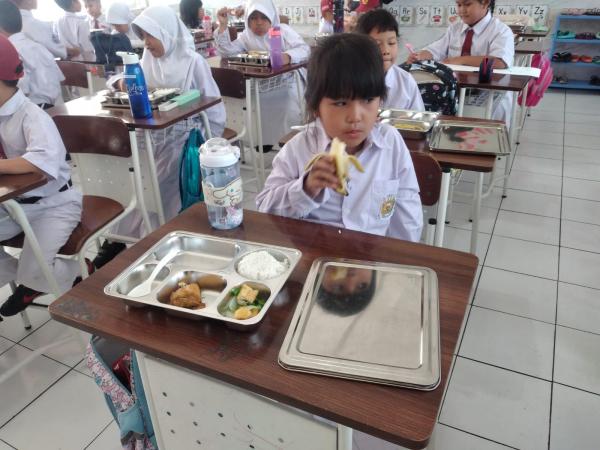 Makan Gizi Gratis Perdana di Bandung, Siswa SD Angkasa I Nikmati Menu Ayam Hingga Pisang