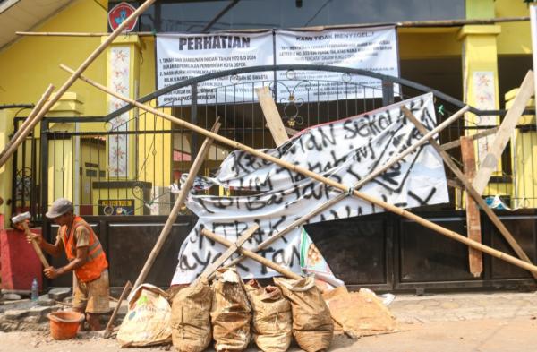 SDN Utan Jaya Depok Disegel Ahli Waris, Para Murid Lakukan Kegiatan Belajar di Luar Halaman Sekolah