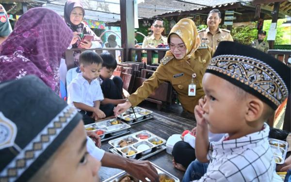 Perdana di Sukoharjo, Bupati Pantau Program Makan Bergizi Gratis di Sekolah