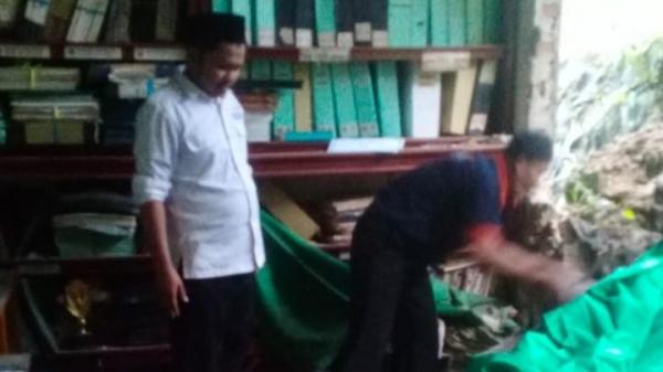 Akibat Hujan Deras, TPT Longsor Timpa Kantor KUA Kecamatan Talegong Garut