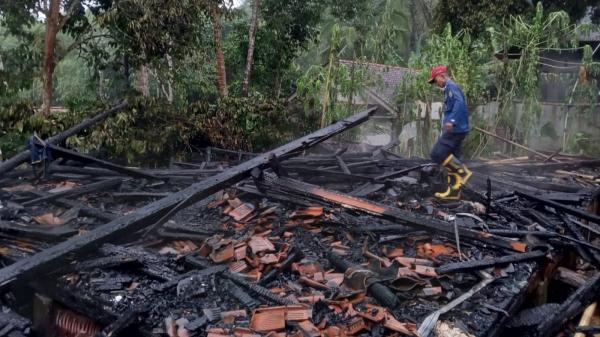 Kebakaran di Ciamis, Rumah Panggung Ludes Terbakar Kerugian Capai Puluhan Juta Rupiah