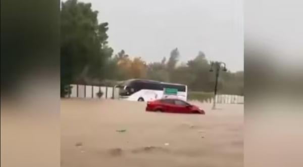 Arab Saudi Diguyur Hujan Deras, Makkah dan Madinah Terendam Banjir