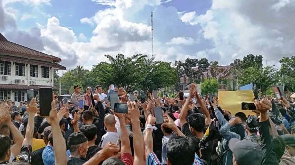 BREAKING NEWS: Kantor Bupati Bangka Diserbu Ribuan Warga dari 8 Desa