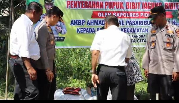 Kapolres Pidie Jaya Serahkan Bantuan 27 Ton Pupuk dan 20 Ribu Bibit Cabai kepada Kelompok Tani