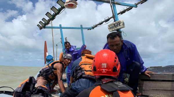 Kapal Mati Mesin, Tiga Nelayan Lemas Terombang-Ambing Lawan Ombak Besar