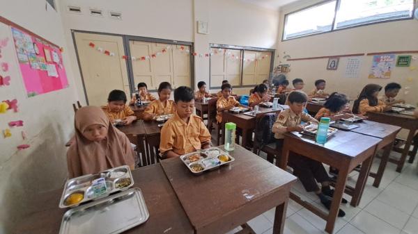 Program Makan Bergizi Gratis Mulai Diujicobakan di SD Kepatihan Wetan Surakarta