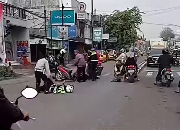 Polisi Terlibat Lakalantas di Lampu Merah Johar Karawang, 3 Orang Tergeletak Lemas