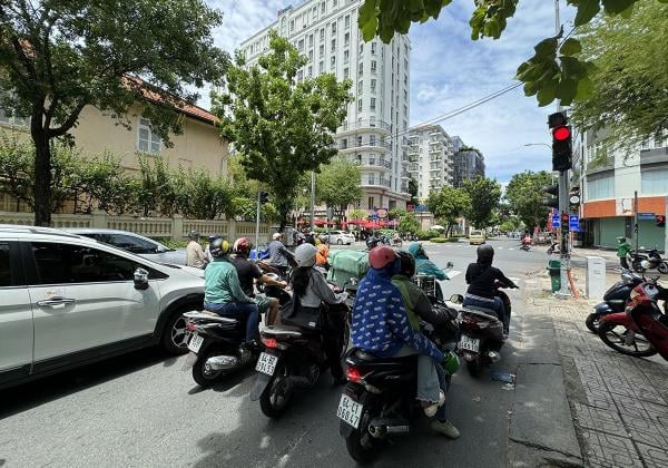 Mobil Terobos Lampu Merah di Vietnam  Kena Denda Rp12 Juta