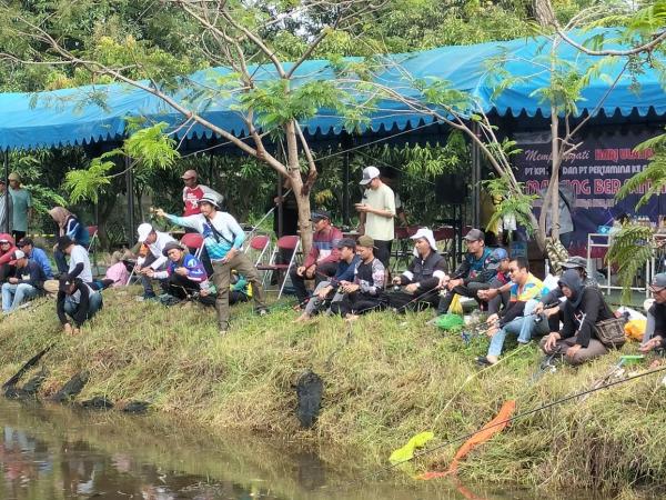 Ratusan Pemancing Ramaikan Lomba Mancing HUT Pertamina di Balongan 