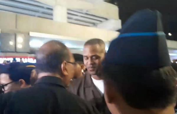 Pelatih Baru Timnas Indonesia Patrick Kluivert Tiba di Indonesia, Disambut Suporter di Bandara Soeta