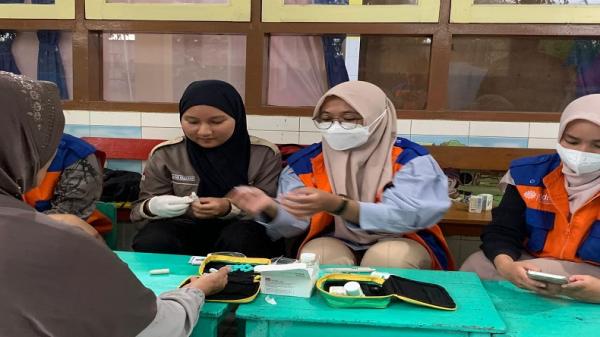 Gandeng IMM FIK dan MDMC, NPSC UMS Gelar Edukasi Cegah Sakit Pinggang pada Lansia