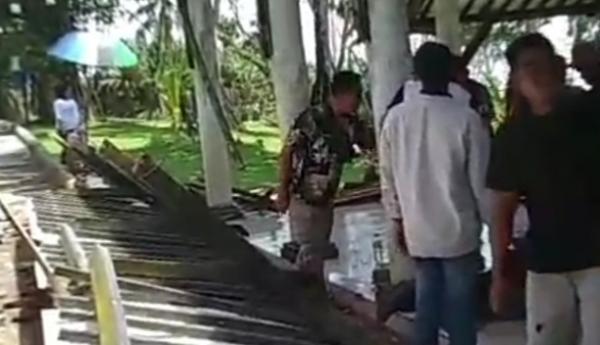 Diduga Lapuk, Atap Joglo di Bukit Batu Hiu Ambruk dan Menimpa Seorang Pengunjung