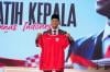 Patrick Kluivert Kenakan Peci Sambil Pegang Jersey Tim Garuda