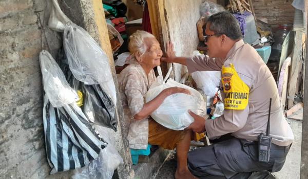 Kisah Aiptu Galuh, Polisi Dermawan yang Rutin Sisihkan Gaji Beli Sembako untuk Kaum Duafa