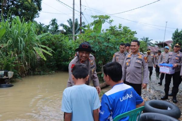 Kunjungi Korban Banjir di Kampar, Wakapolda Riau Salurkan Bantuan