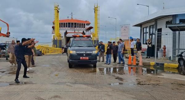 Jenazah Mantan Ketua DPRD Babel Tiba di Pelabuhan Tanjung Kalian Mentok