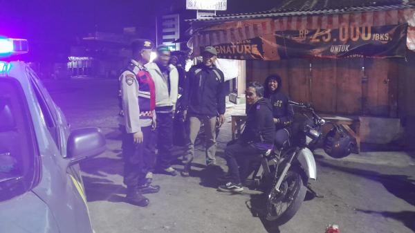 Patroli Malam Polsek Singaparna Jalin Komunikasi dengan Pengendara Ojek di Tasikmalaya