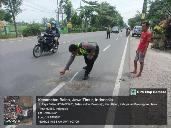 Nyalip Kiri dan Tertemper Truck, Seorang Pemotor Meninggal di Jalan Raya Bojonegoro