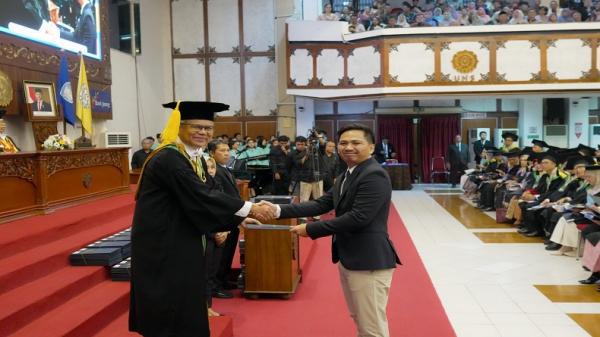 Momen Haru Wisuda di UNS saat Rektor Serahkan Ijazah Wisudawan yang Meninggal ke Keluarganya