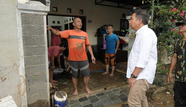 Bey Tinjau Banjir Bandang Cirebon, Ingatkan Warga untuk Selalu Waspada