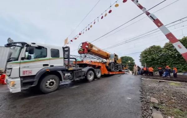 Truk Bermuatan Crane Tersangkut di Rel Stasiun Bekasi, Perjalanan KRL Terhambat