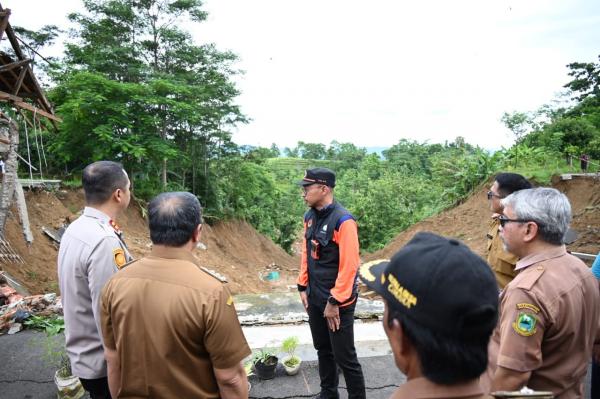 Pemkab Kuningan Maksimalkan Penanganan Darurat Longsor di Cimara, Cibeureum