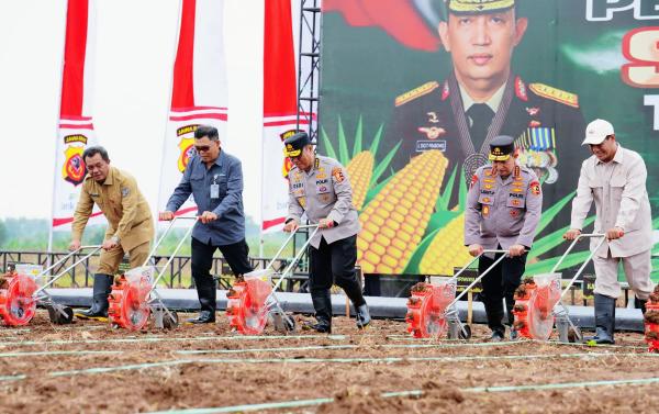 Dukung Swasembada Pangan, Kapolri dan Mentan Tanam Jagung 1 Juta Hektare