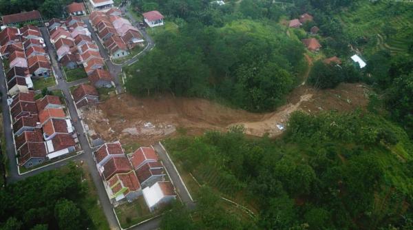 Tiga Rumah Hancur Akibat Longsor di Kuningan, BPBD Provinsi Jabar Turun Tangan