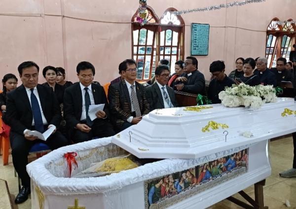 Effendi Simbolon Hadiri Pemakaman Ibunda Ephorus HKBP