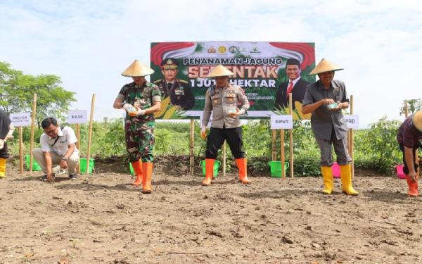 Kapolres Sragen Pimpin Penanaman Jagung, Dukung Asta Cita Presiden Prabowo Subianto