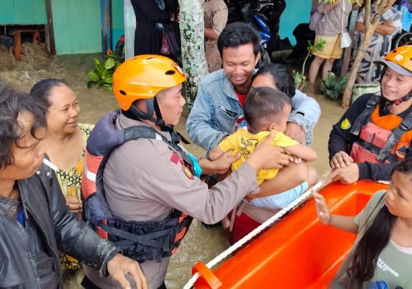 Polres Grobogan dan BPBD Evakuasi  Warga Terdampak Banjir di Desa Papanrejo, Gubug