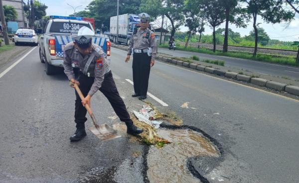 Satlantas Polres Lamongan Tambal Jalan Berlubang yang Makan Korban