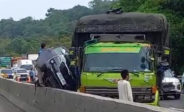 Kecelakaan Lalu Lintas Terjadi di Tol Cipularang Km 80.400 Arah Bandung, Truk Fuso Gencet Avanza