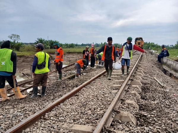 Perbaikan Jalur KA Imbas Banjir di Grobogan Hari Ketiga, KAI Masih Terapkan Pola Operasi Memutar