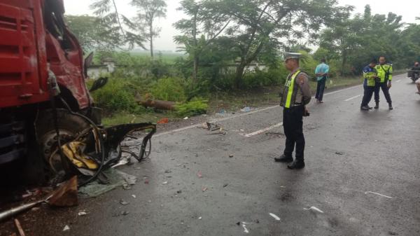 2 Truck Adu Banteng di Jalan Raya Bojonegoro, Begini Kronologi dan Kondisi Korban