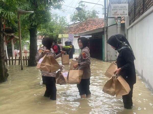 Polwan Terjang Banjir Antarkan Obat dan Makanan bagi Warga di Grobogan