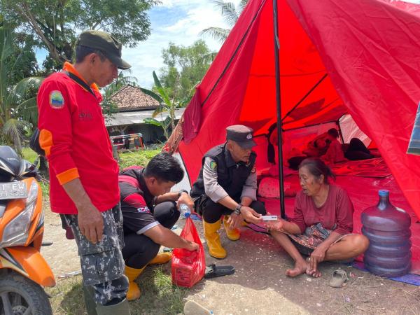 Tim Dokpol Polres Lampung Selatan Gelar Pemeriksaan Kesehatan di Lokasi Pengungsian