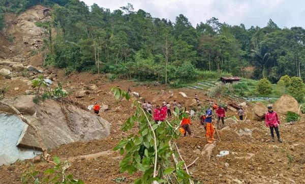 Mendung Tebal Hentikan Pencarian Korban Longsor di Pekalongan, 4 Korban Masih Hilang