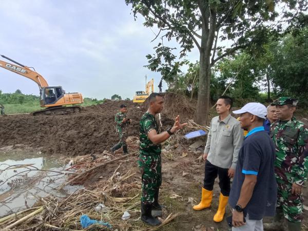 Lihat Kondisi Banjir di Patebon, Anggota DPR RI Firnando H Ganinduto Prihatin dan Serahkan Bantuan