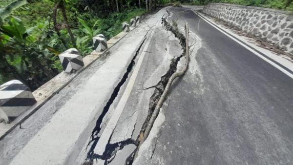 Dilanda Bencana Longsor, Ancam Akses Jalan hingga Rumah Warga di Kuningan