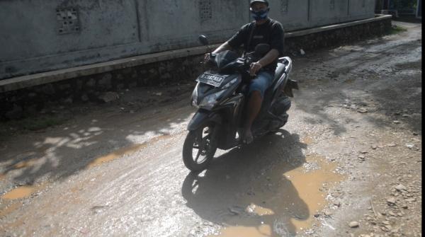 Jalan Menuju SMP Negeri 2 Gadingrejo Penuh Lubang dan Genangan Air, Warga Desak Perbaikan Segera