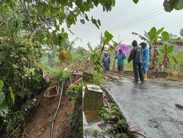 Hujan Deras Picu Jalan Longsor di Bobotsari