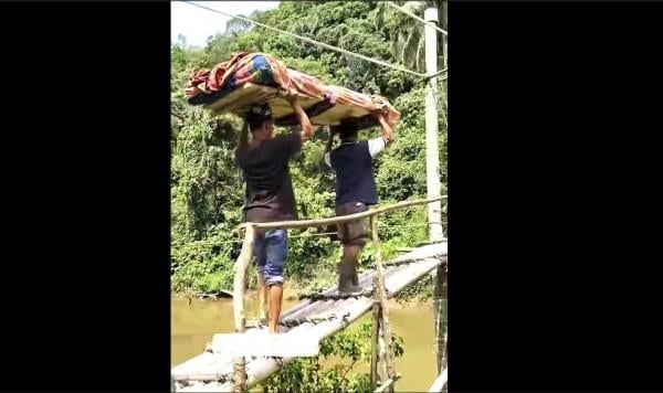 Momen Haru Warga Berjuang Gotong Jenazah Lewati Jembatan Bambu yang Rapuh Menuju Pemakaman