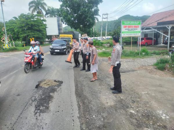 Satlantas Polres Pringsewu Perbaiki Jalan Rusak di Tikungan Rawan Kecelakaan, Ini Upayanya