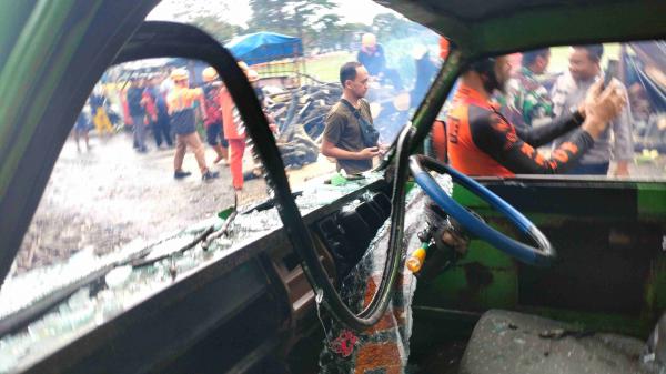 Cuaca Ekstrem di Tasikmalaya, Pohon Tumbang Timpa Mobil dan Gerobak di Cigeureung