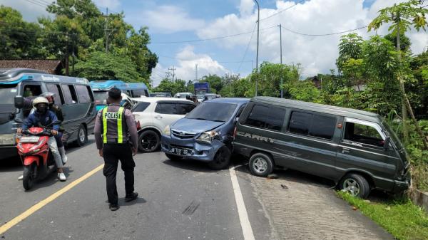 Kecelakaan Beruntun di Depan Masjid Wisata Religi Margomulyo Bojonegoro